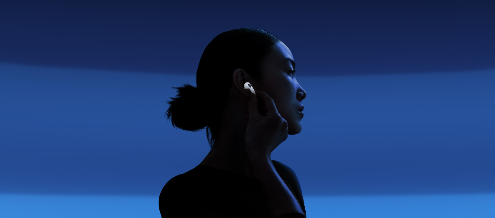 Eine Person aktiviert die Aktive Geräuschunterdrückung, indem sie das untere Ende der AirPods 5 berührt