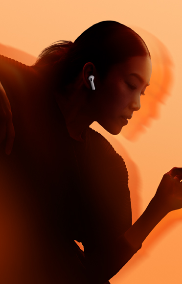 Eine Person mit AirPods 5, angewinkelte Arme, mehrfarbiger Hintergrund