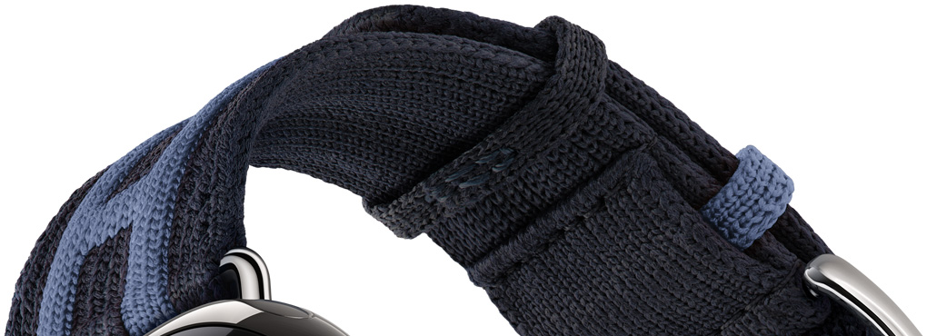 Detalle de la correa Rocabar Club del Apple Watch Hermès Series 12, color Bleu Nuit/Bleu Brighton, en tejido azul oscuro con diseño de rayas en relieve azul claro que incorpora la H de Hermès