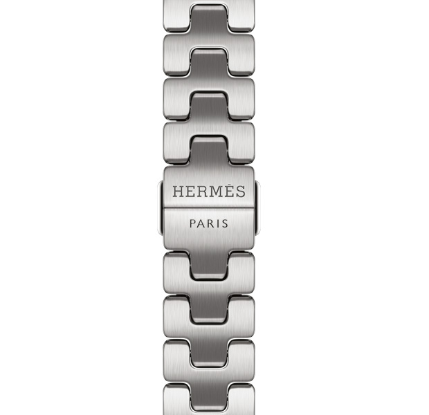 Detalle de la correa Grand H Fin del Apple Watch Hermès Series 12, color Satiné, logo de Hermès grabado en la hebilla