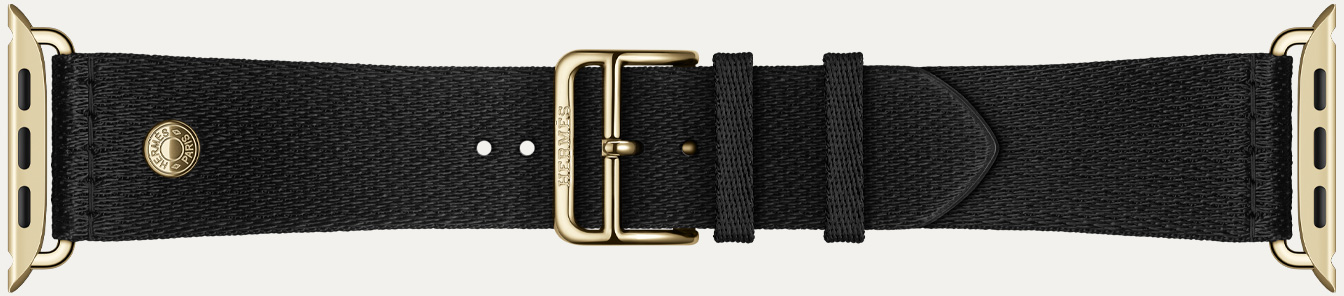 Detalle de la correa Clou de Selle Satin del Apple Watch Hermès Series 12, color Noir, en suave tejido de satén negro con componentes en oro brillante