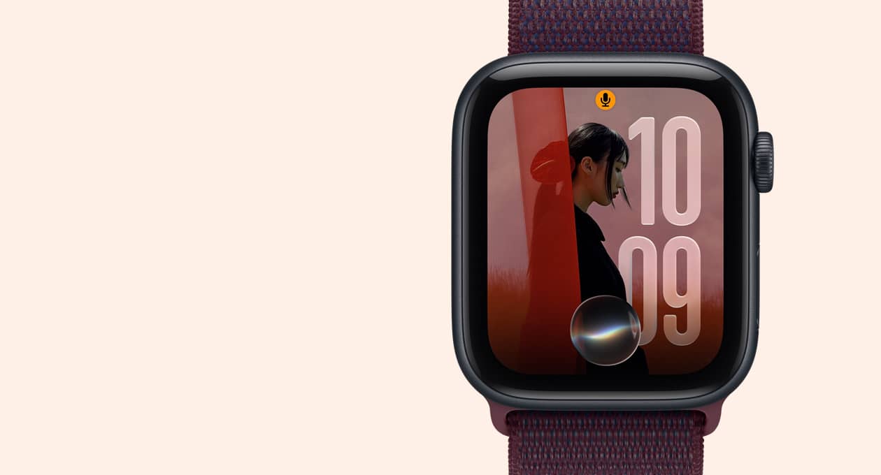 Apple Watch S E 3, boîtier en aluminium, couleur minuit, cadran Photos avec l’icône Siri, côté droit, couronne Digital Crown, bracelet sport à rabat, couleur bourgogne