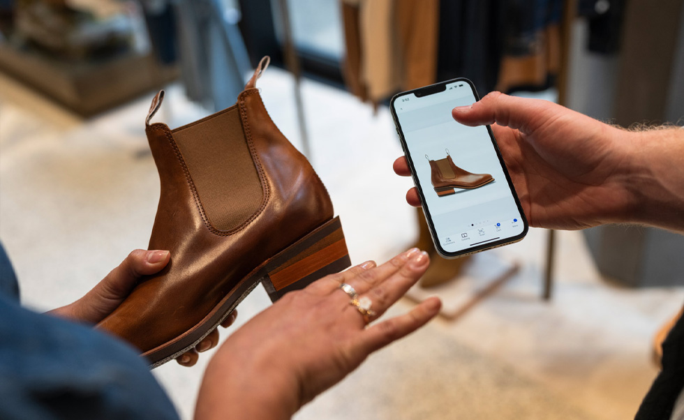 직원이 NewStore iOS 앱에서 재고를 조회하는 모습.