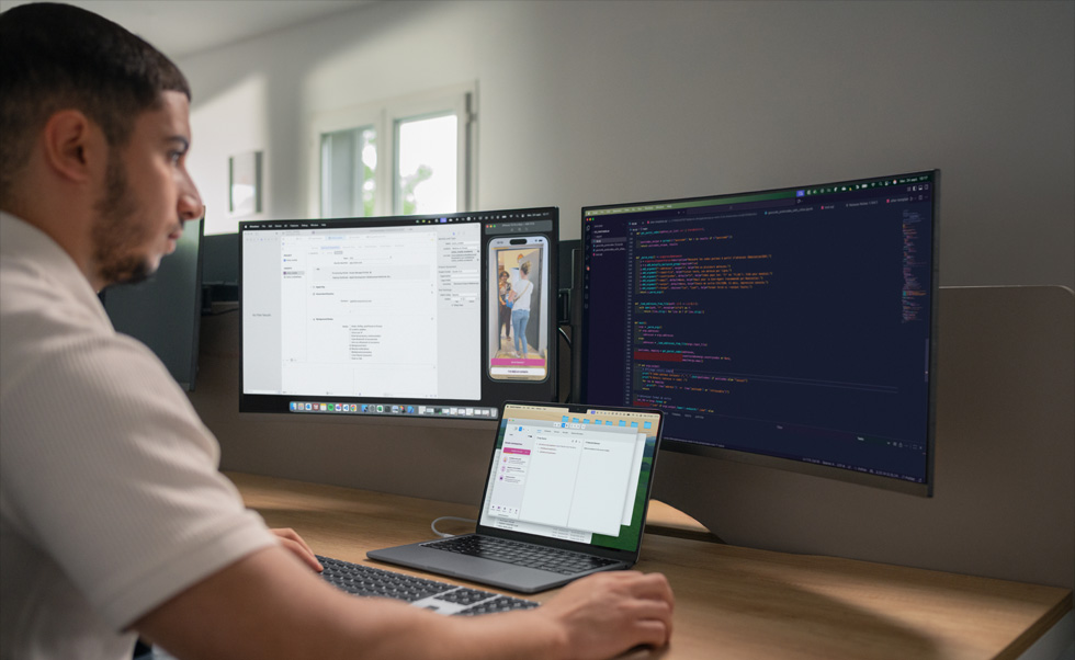 Udviklere bruger Xcode på MacBook Pro til at administrere Tut Tuts specialbyggede apps
