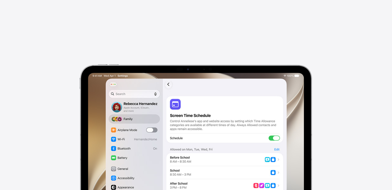 Ein iPad zeigt das Feature «Bildschirmzeit» mit einer horizontalen Timeline, die anzeigt, welche Kategorien von Apps und Websites vor, während und nach der Schule erlaubt sind.
