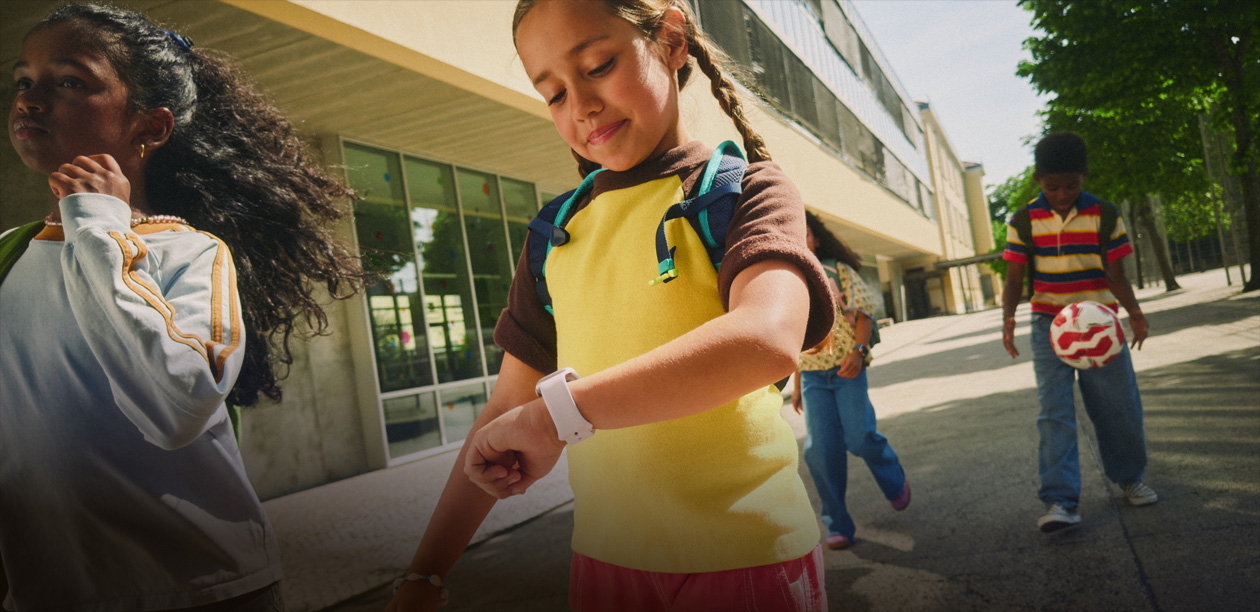 リュックを背負ってApple Watchを使っている子どものクローズアップ