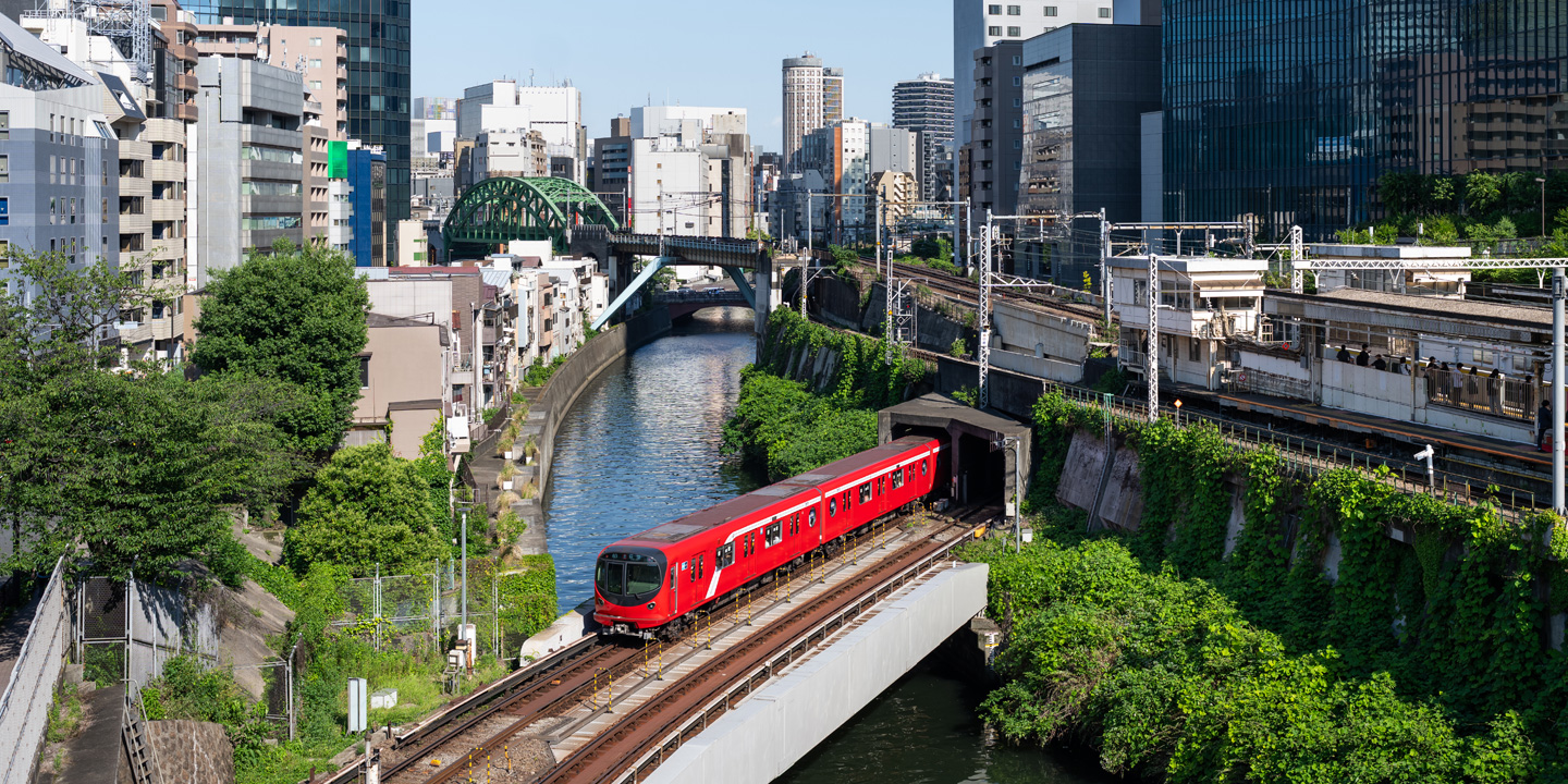 Glimpses of Tokyo Metro, including trains crossing bridges, daily operations and maintenance work.