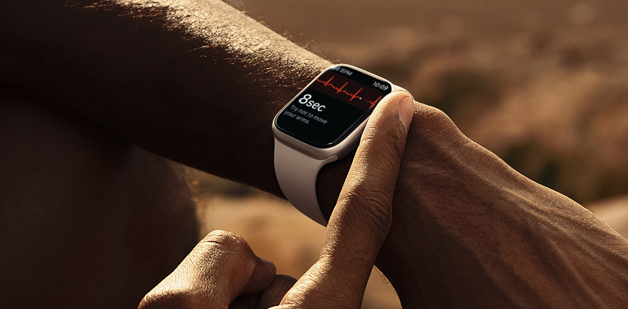 En person tager et EKG med EKG-appen på Apple Watch.