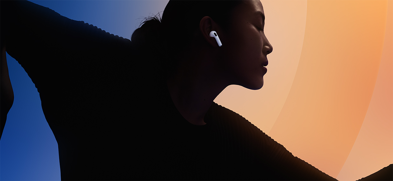 „AirPods 5“, baltos spalvos, dėvimos ausyse, žmogaus siluetas prie įvairių spalvų fono
