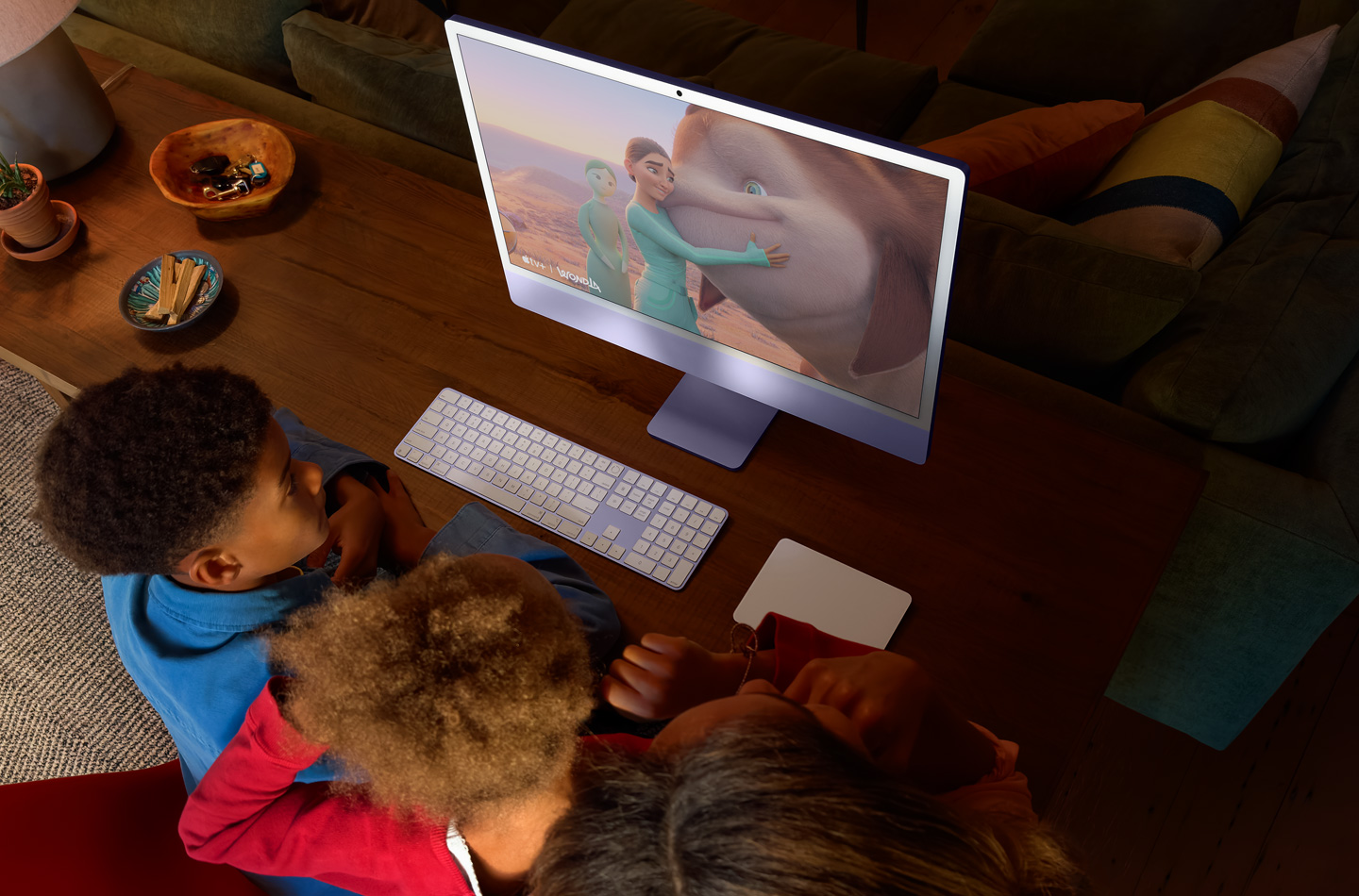 Kolm last iMacist WondLa animatsiooni vaatamas