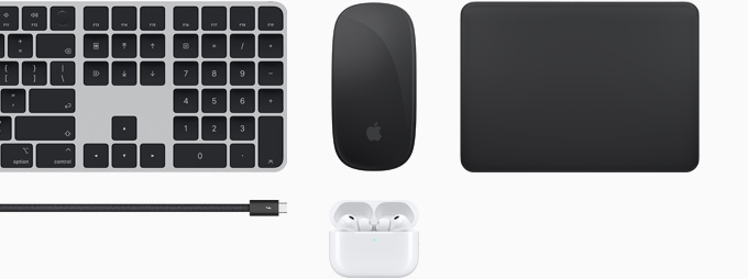 En samling af tilbehør, der omfatter Magic Keyboard med Touch ID, Magic Mouse, Magic Trackpad, et Thunderbolt 5 Pro-kabel og AirPods Pro