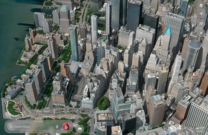 Apple Karten zeigt eine detaillierte Luftaufnahme einer Stadt mit Gebäuden, Straßen und Grünflächen